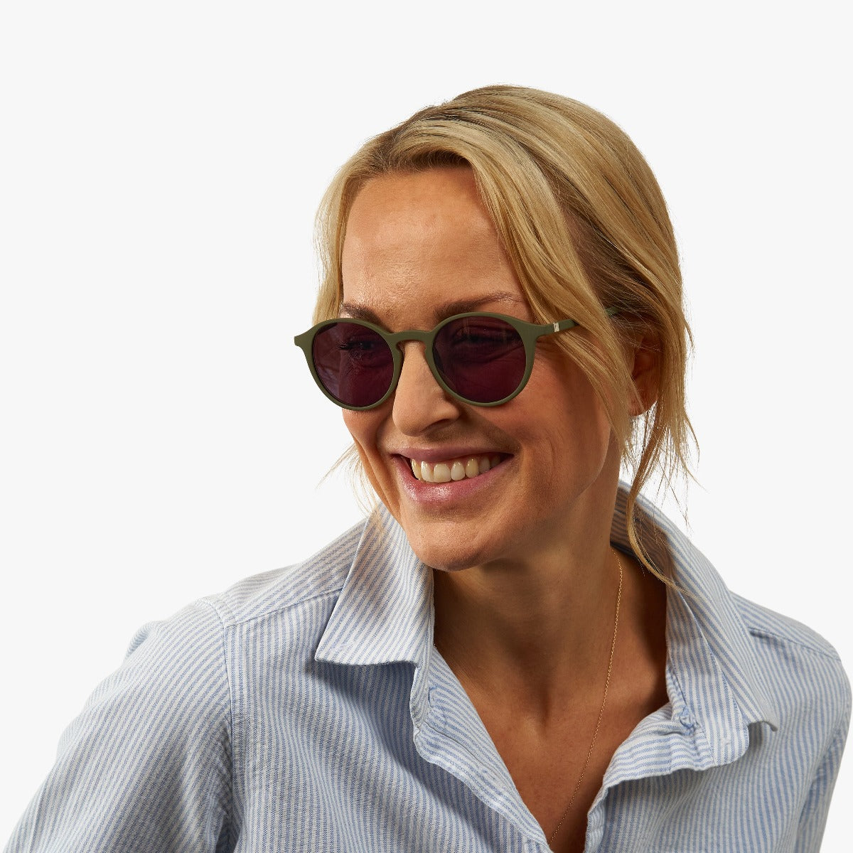 Luxreaders stylish Læsø Dark Army Sunglasses. Made from Rubber in a Round shape.