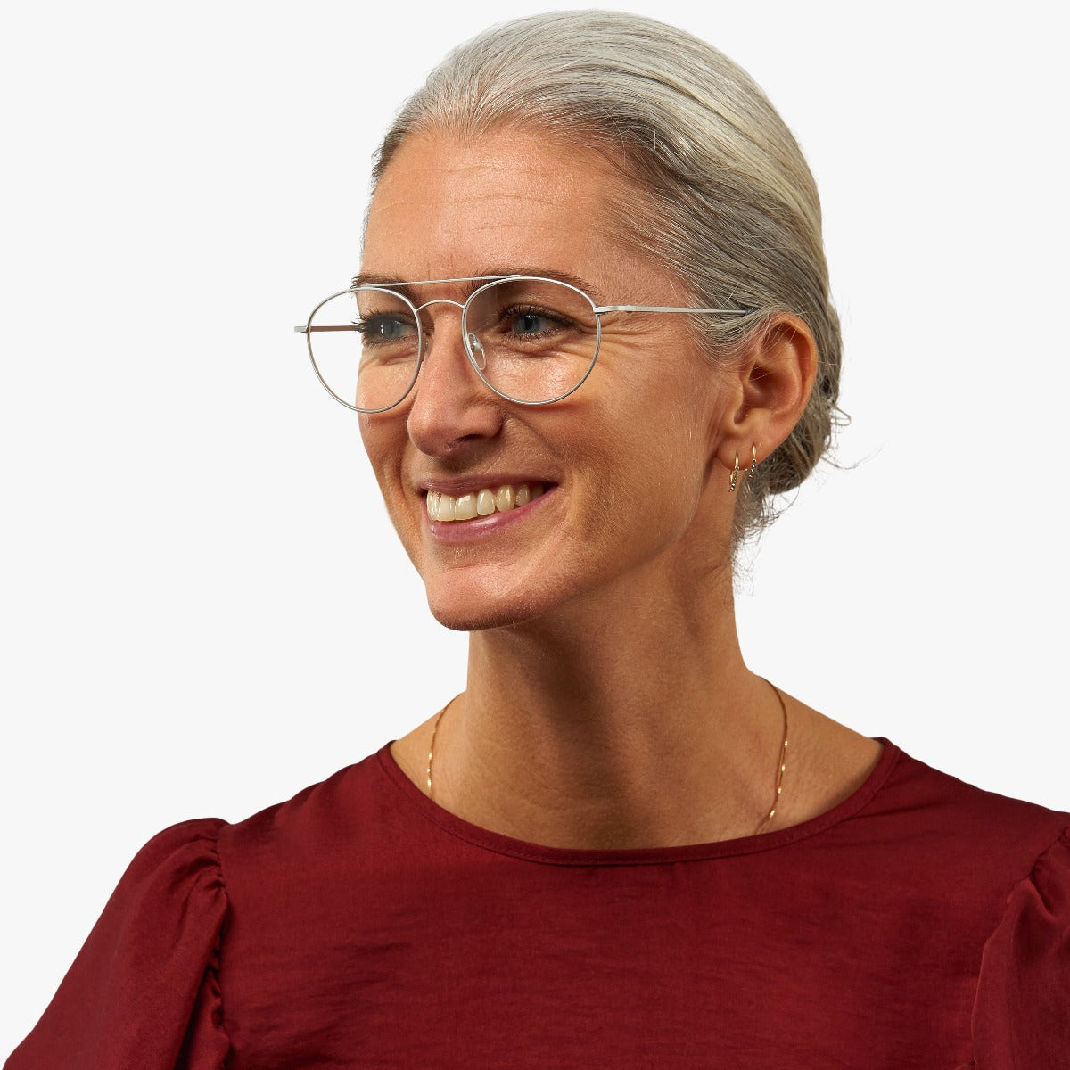 Person wearing Göteborg Steel glasses with silver metal frame