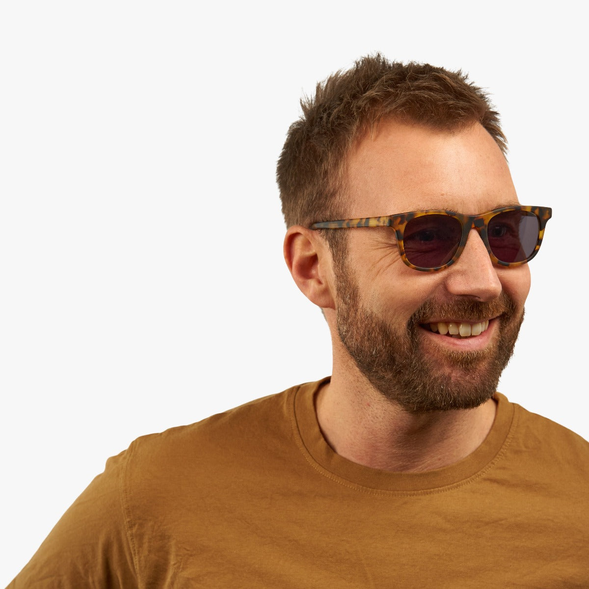 Person wearing Malmö Light Turtle sunglasses with tortoiseshell frames