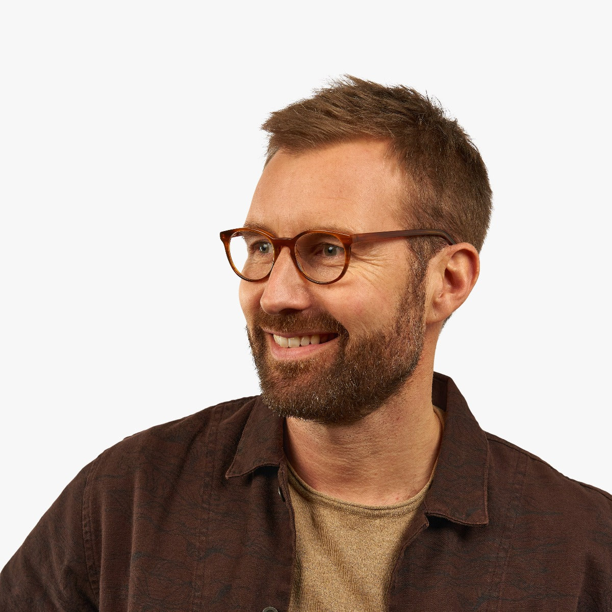 Person wearing Örebro Shiny Walnut glasses