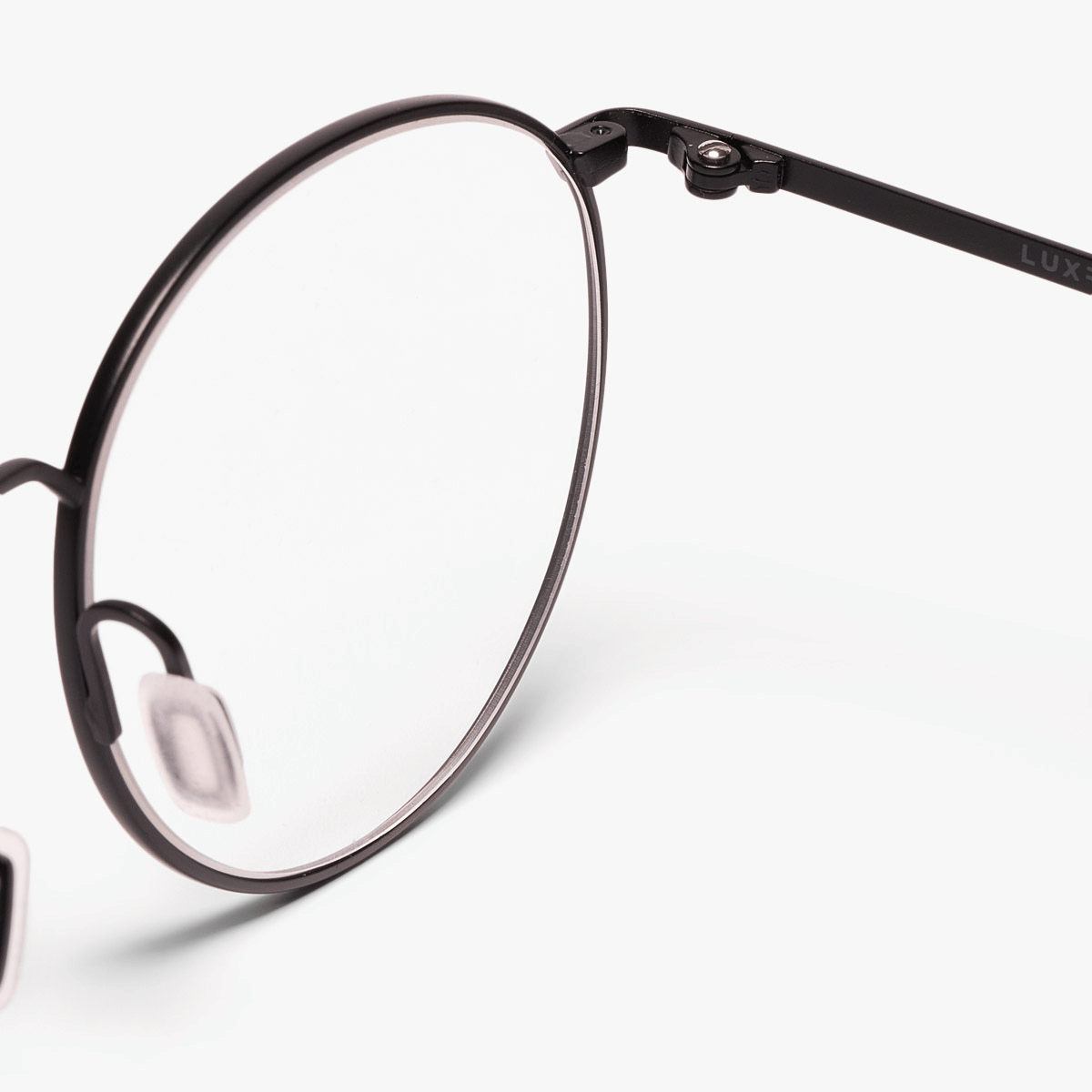 Close-up of Luxreaders Silkeborg Black round glasses with thin black metal frame